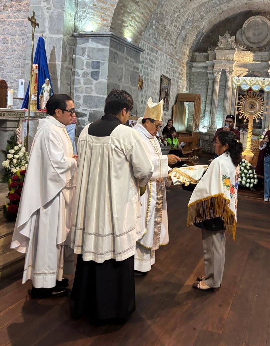 Obispo entregando una bendición a una fiel durante la celebración