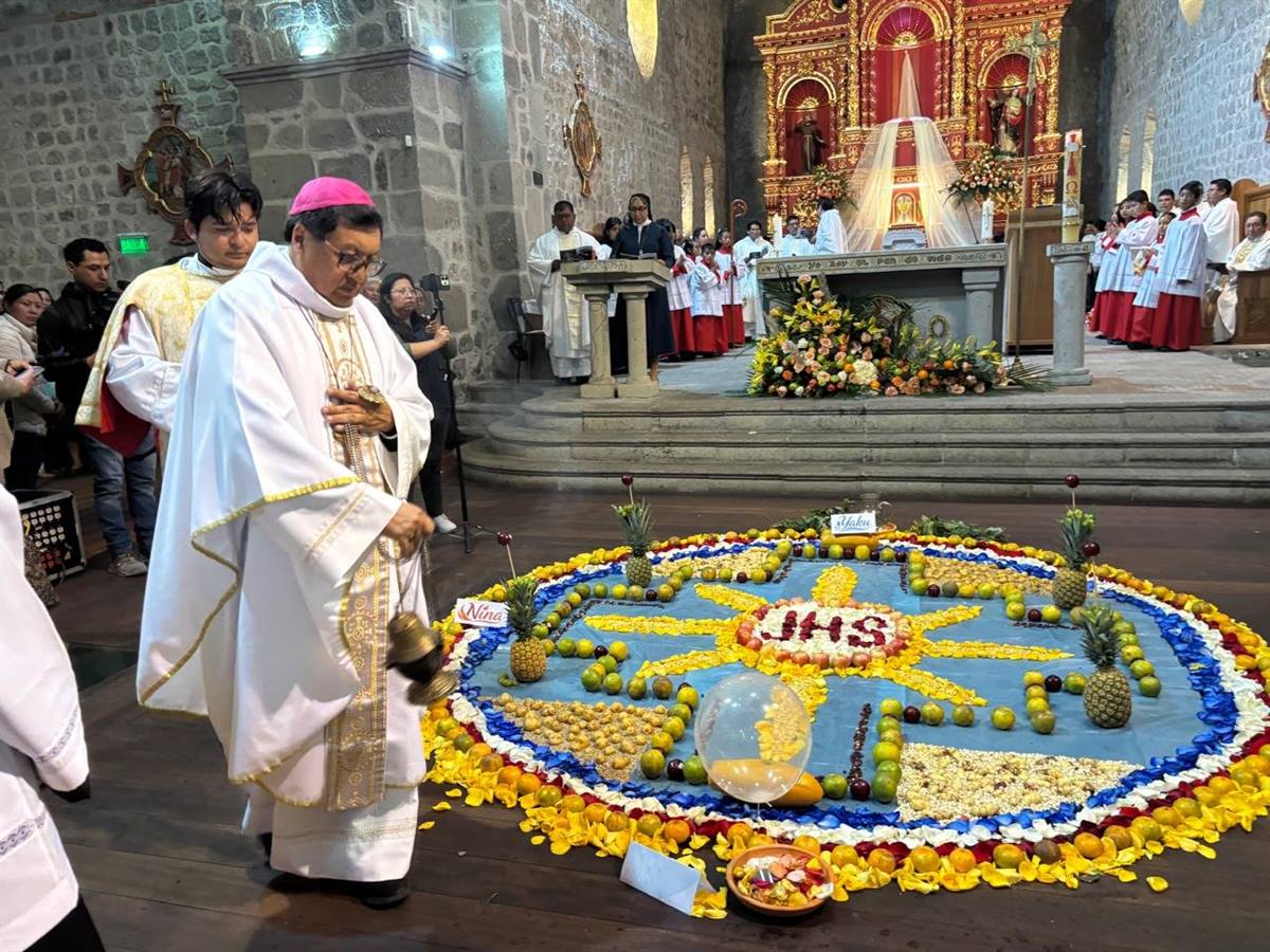 Obispo presidiendo la bendición sobre la alfombra de flores