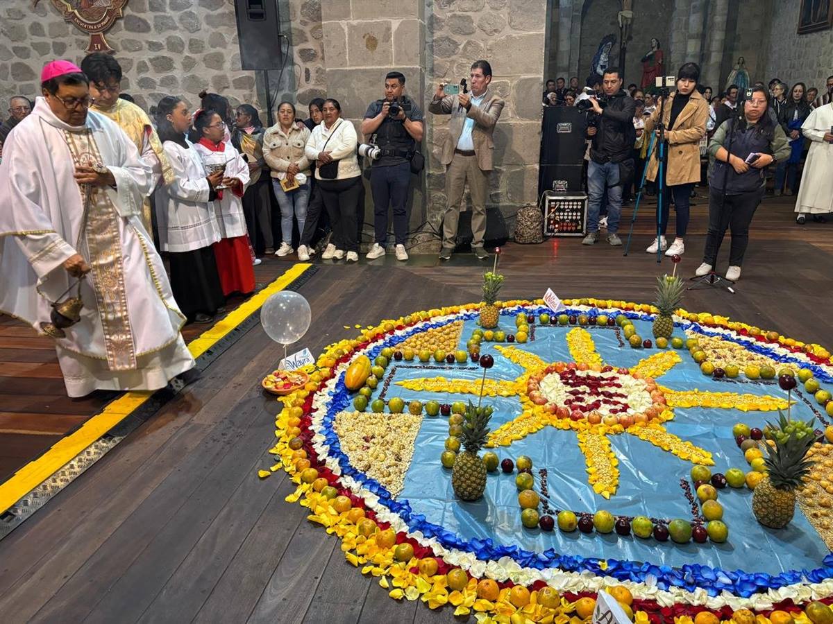 Obispo en procesión sobre la alfombra de flores de Corpus Christi