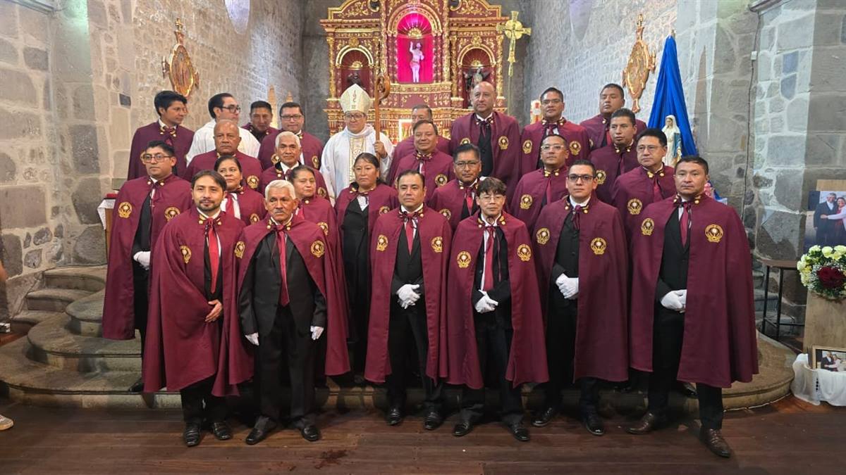 Obispo en procesión acompañado de sacerdotes