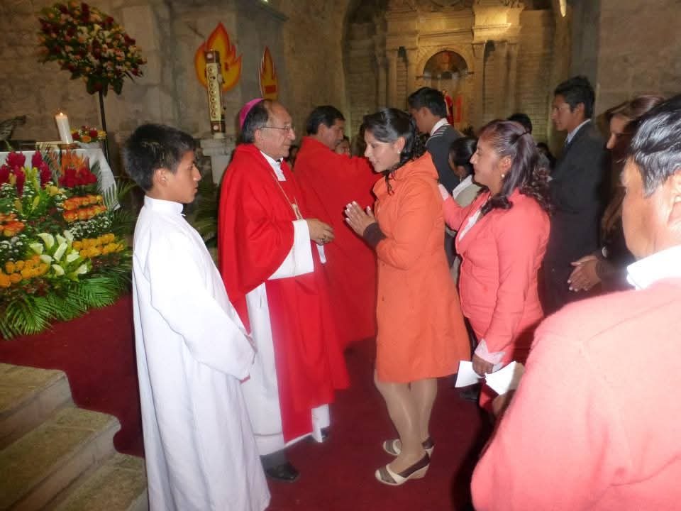 El obispo saluda a los fieles