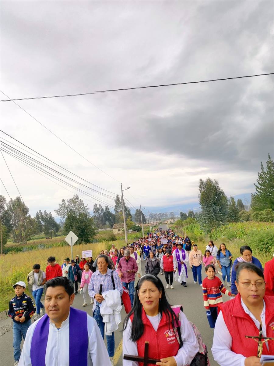 Peregrinación de Cáritas con sacerdote y comunidad