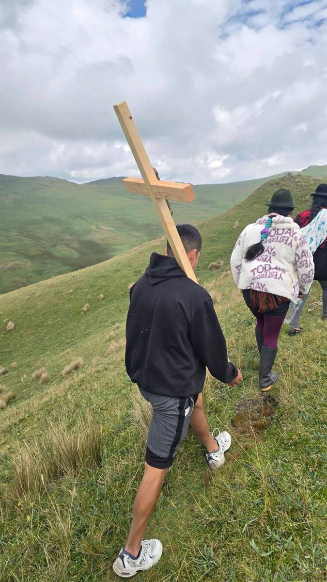 Peregrinación cargando la cruz por el páramo