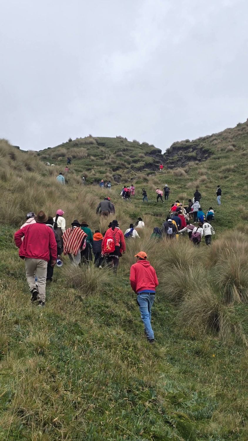 Comunidad en peregrinación por el páramo