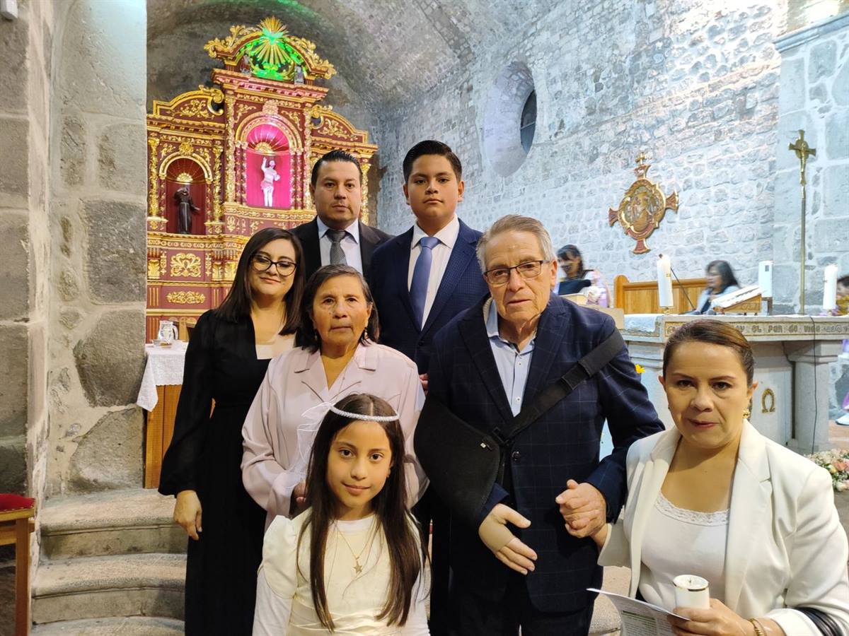 Familia celebrando la Primera Comunión