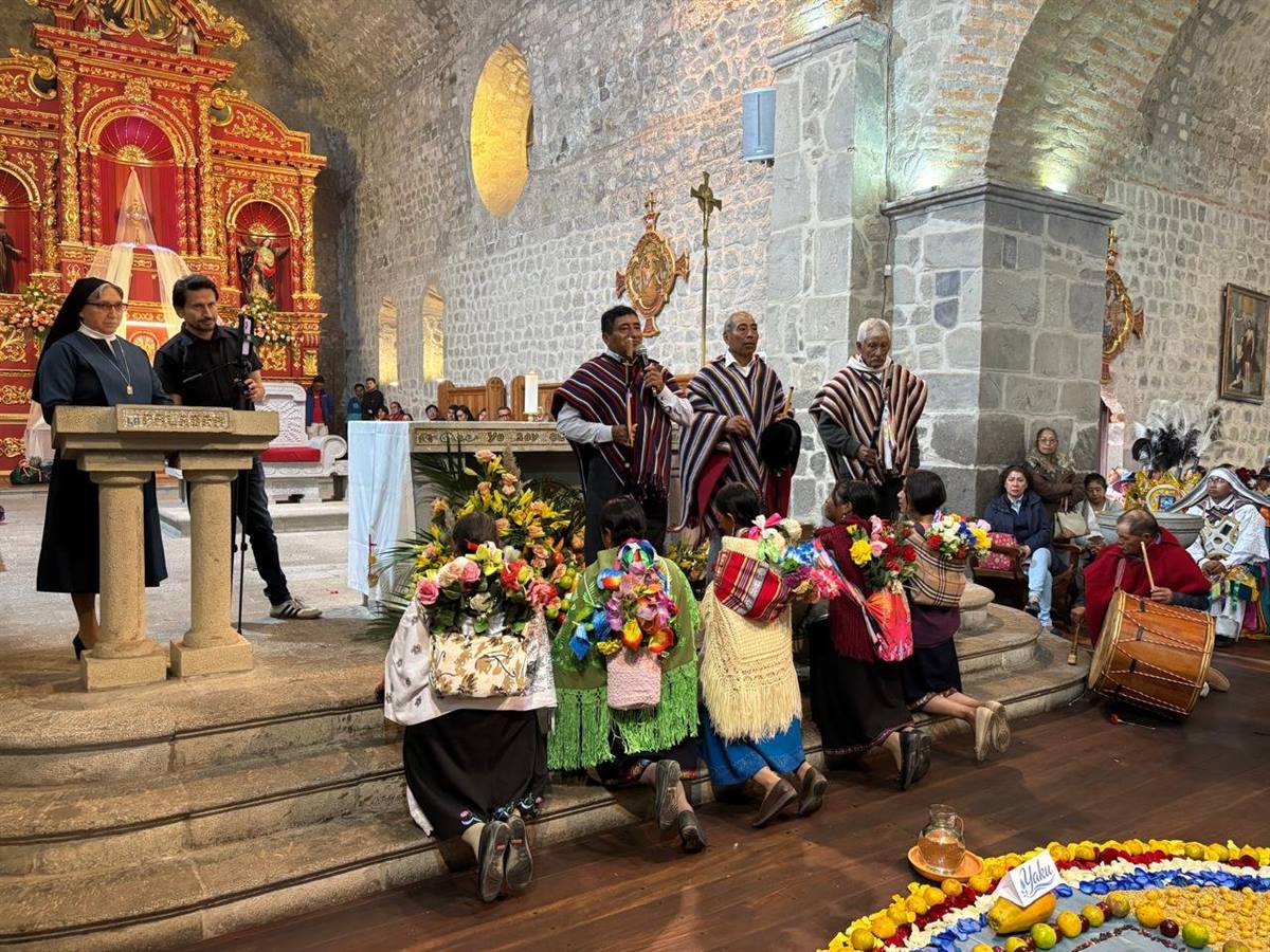 Priostes con ofrendas florales durante la fiesta tradicional