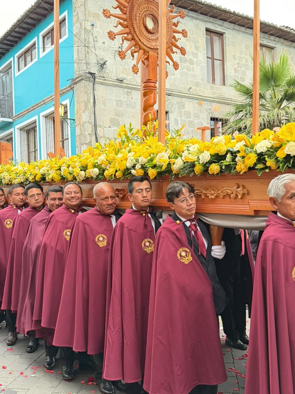 Procesión con el Santísimo por las calles de Pujilí