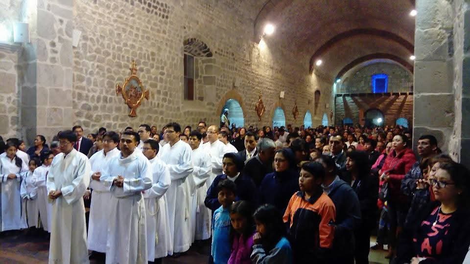 Procesión con monaguillos y multitud de fieles