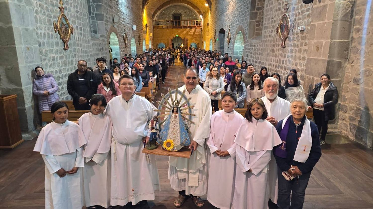 Procesión de la Virgen con la comunidad reunida