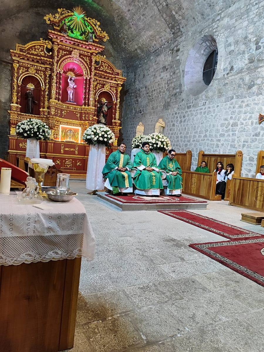 Retablo mayor decorado con flores