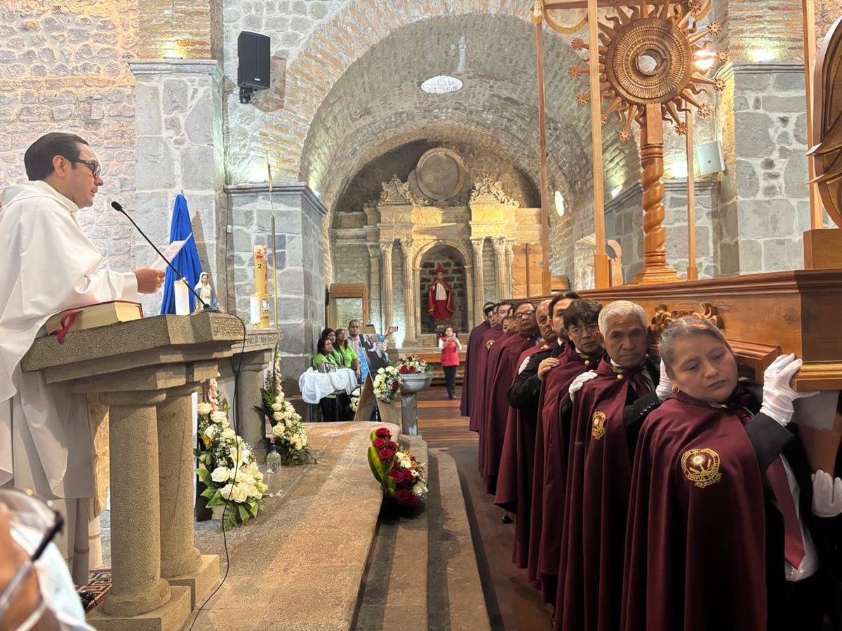 Sacerdote en la homilía junto a los Guardianes del Santísimo