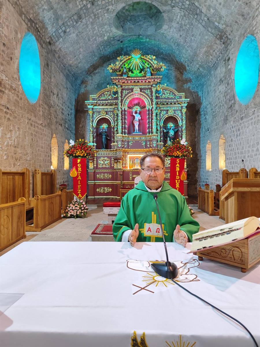 Sacerdote presidiendo la Eucaristía