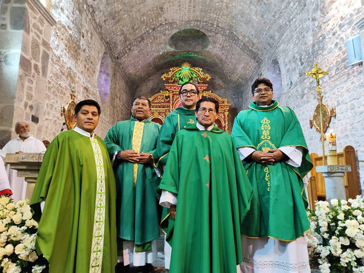 Sacerdotes en procesión dentro del templo