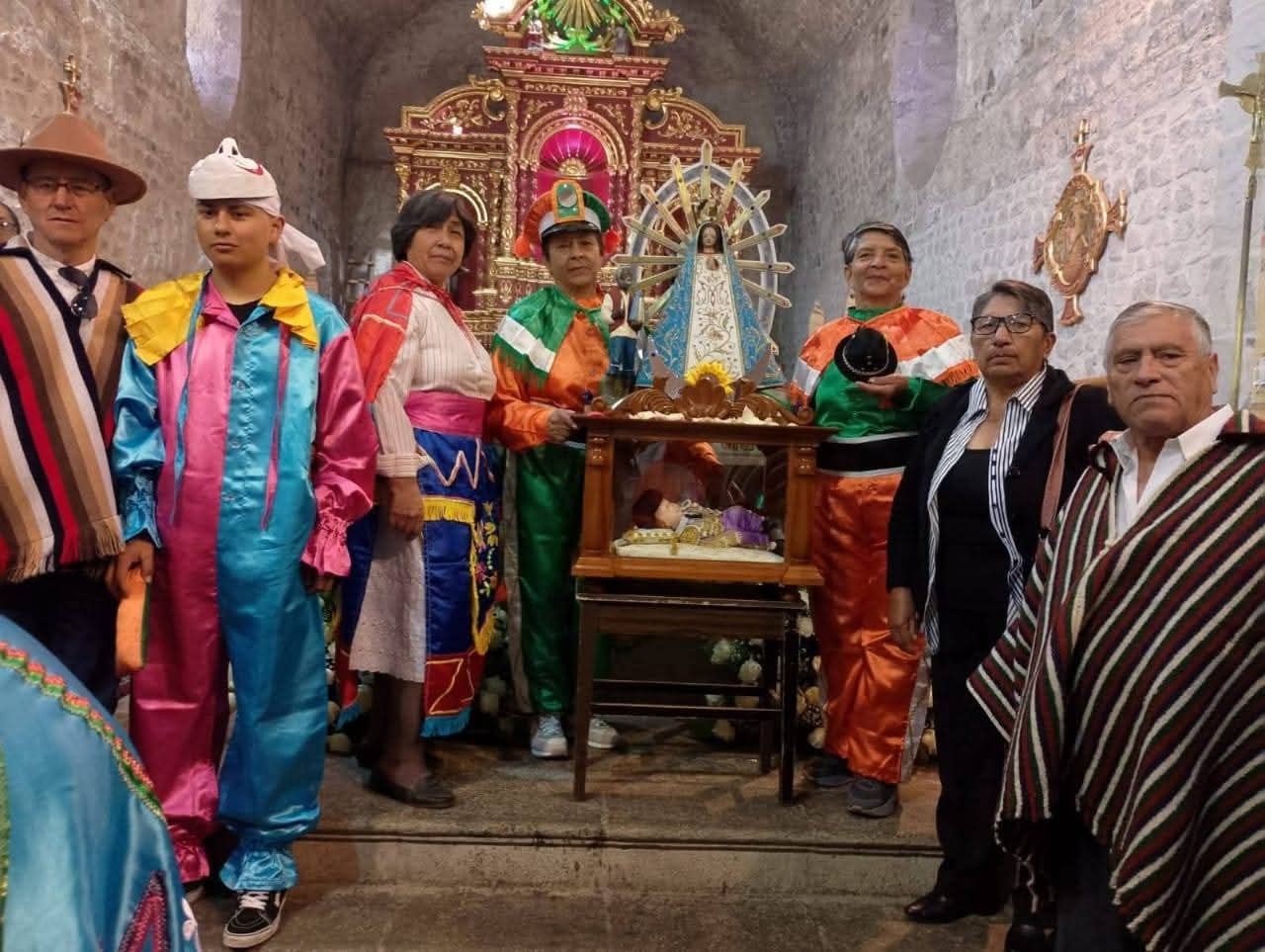 Vestimenta tradicional junto a la imagen de la Virgen