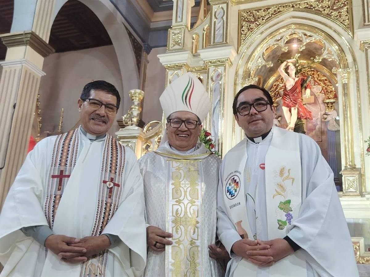 Sacerdotes junto al obispo frente al retablo mayor