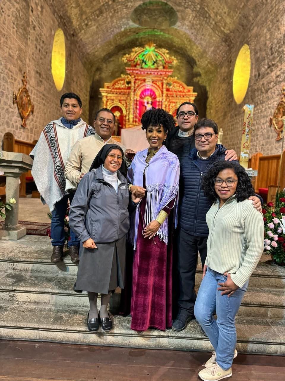 Encuentro de la comunidad con visitantes en la parroquia